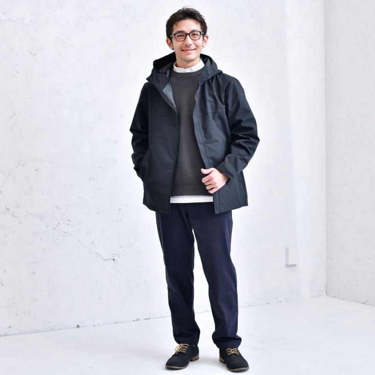 カジュアルアウターは、ダークトーンで引き締めて。