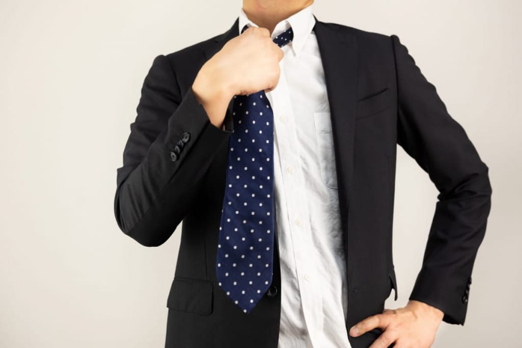 スーツを着た男性