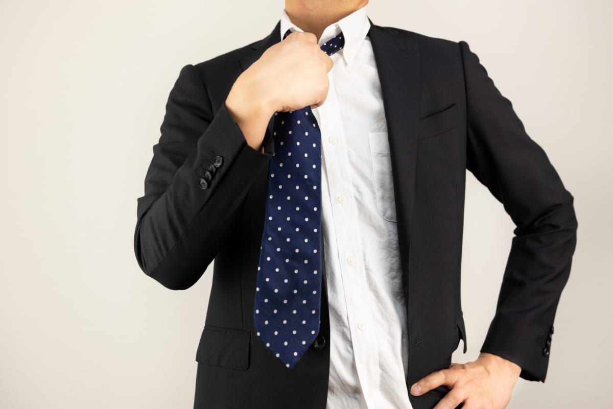 ネクタイを緩める