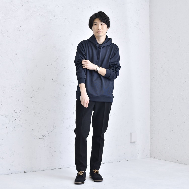 パーカーを着た男性