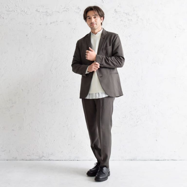好印象なオフィカジコーデは、ブラウン×ネイビーで作る。