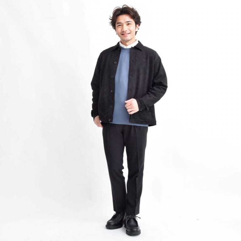 春先の爽やかな陽気にぴったり！大人のアッシュブルー春ニットと黒パンツコーデ
