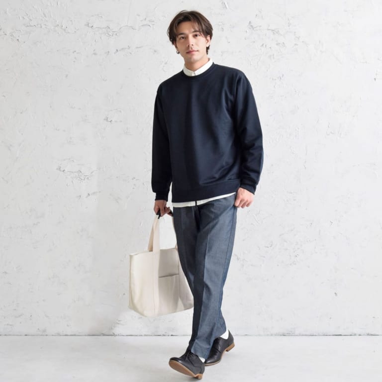 ネイビーメインの、シンプルカジュアルコーデ。