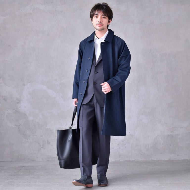 50代はオフィスに風格を！ロングコートで作る洗練ビジネススタイル