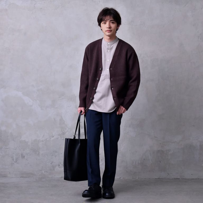 ブルー×ブラウンが優しげな、オフィカジコーデ。