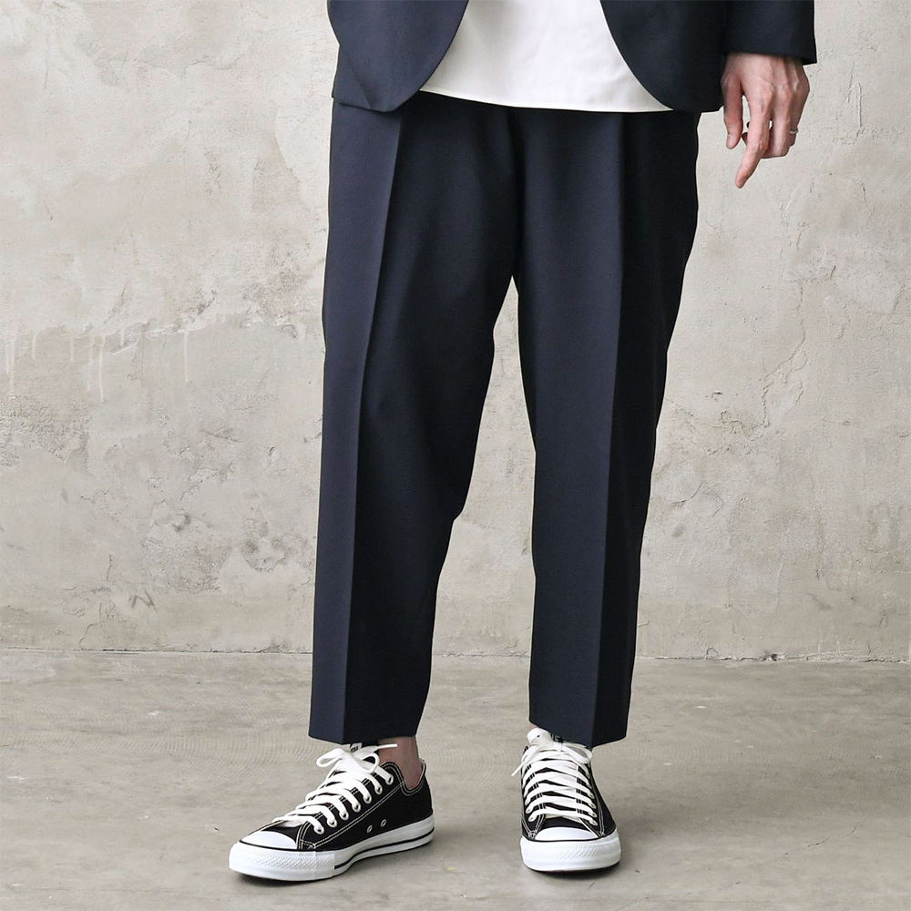 30代メンズのネイビーパンツ