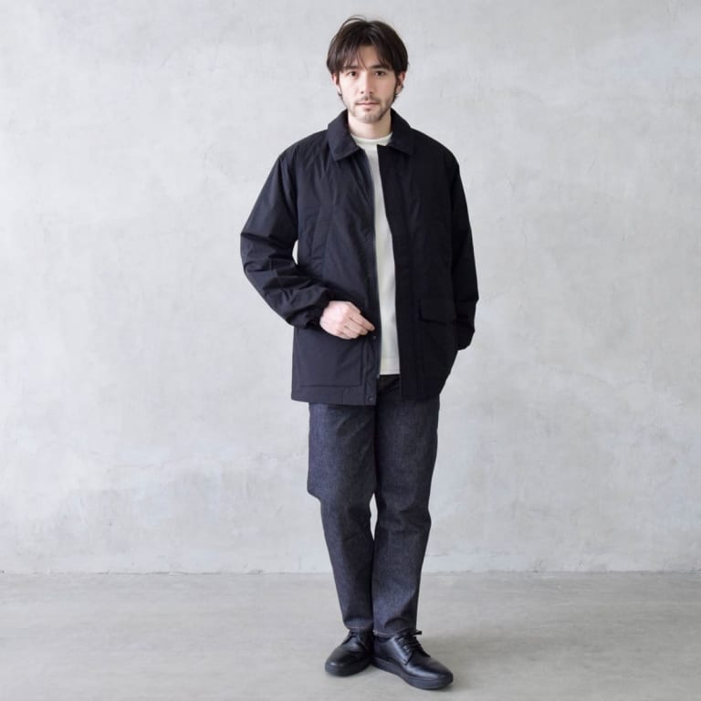 シンプルに着こなすシャツアウター。
