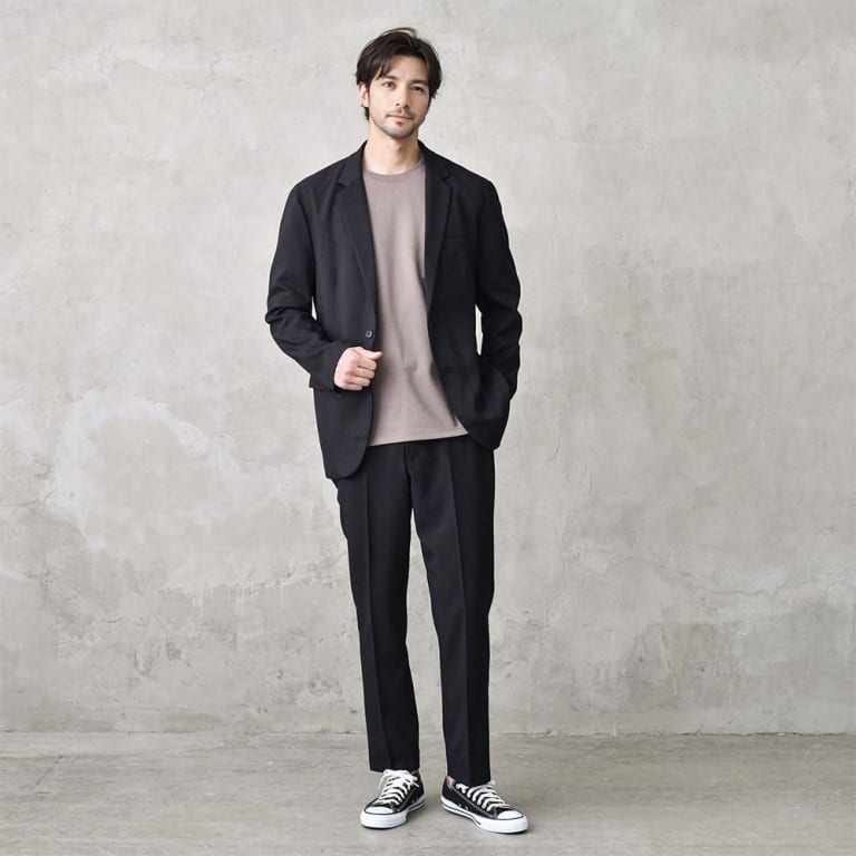 黒セットアップとグレーTシャツのコーデ