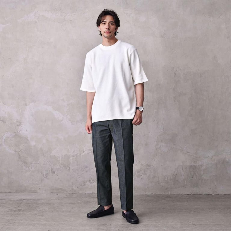 白ニットとデニムスラックスのコーデ