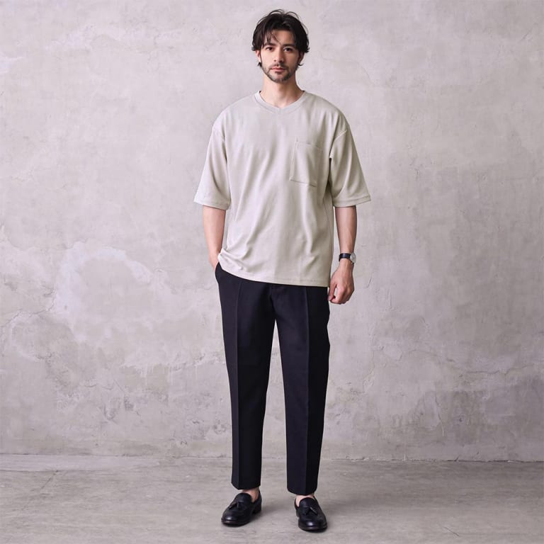 ベージュTシャツとテーパードパンツのコーデ