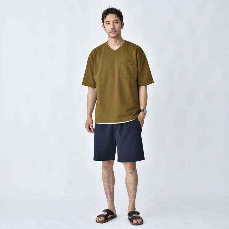 カーキTシャツとショートパンツのコーデ
