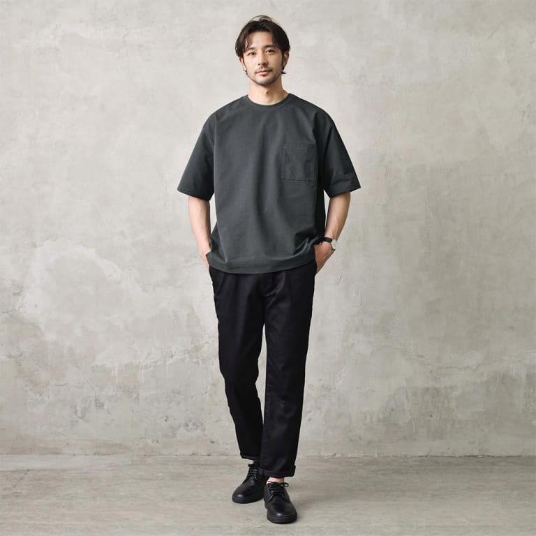 チャコールTシャツとスリムパンツのコーデ