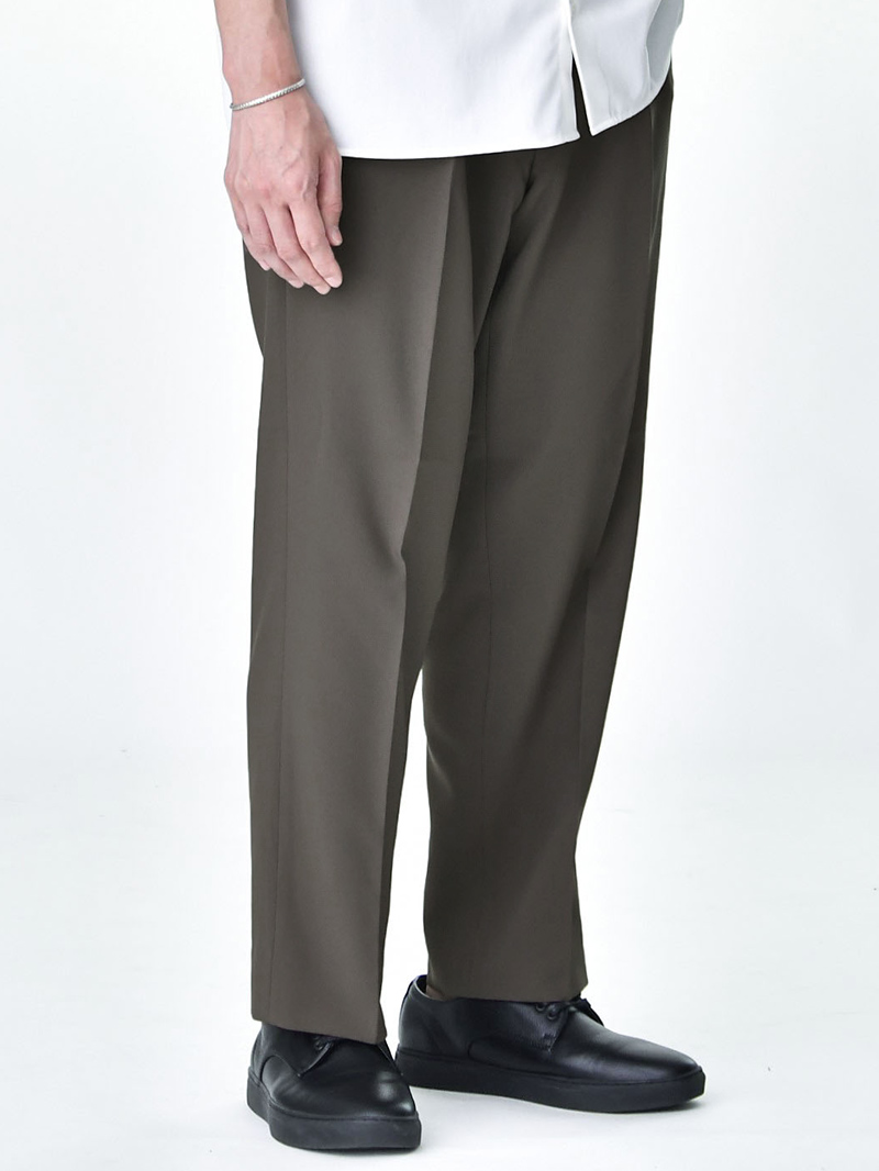 【2024年最新】メンズスーツにワイドパンツはおすすめ？魅力とおしゃれコーデ術