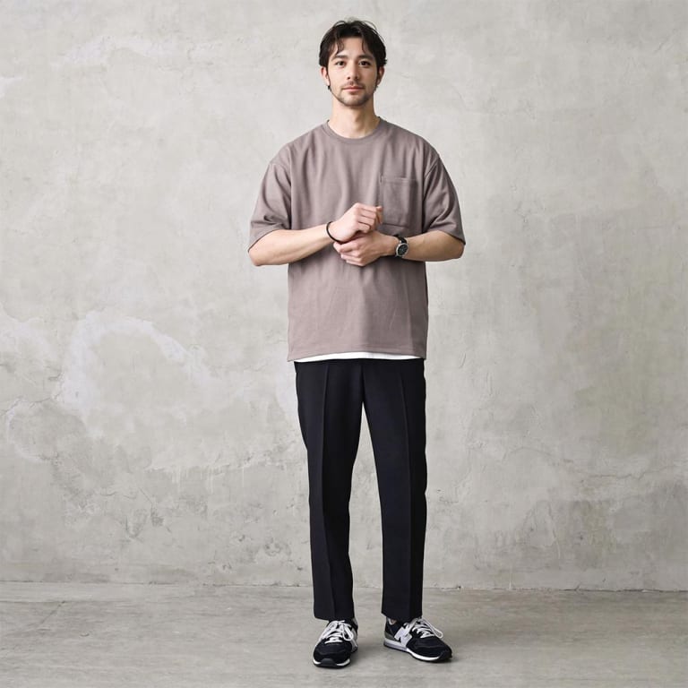 Tシャツとテーパードパンツのコーデ