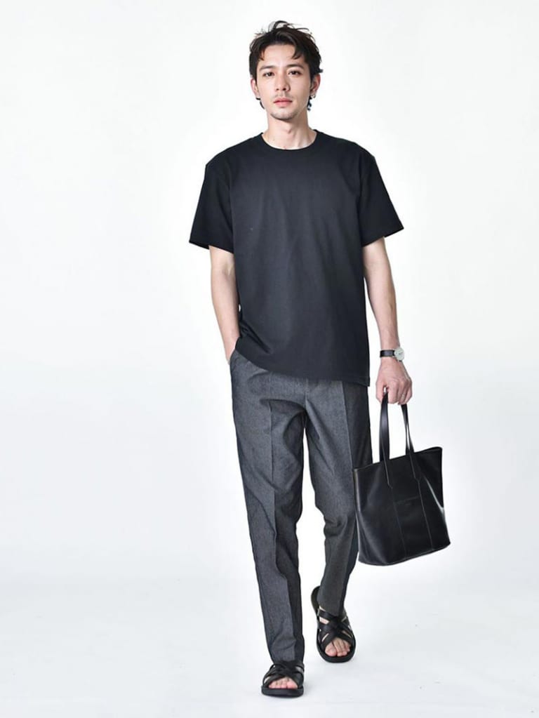 黒Tシャツとデニムスラックスのコーデ