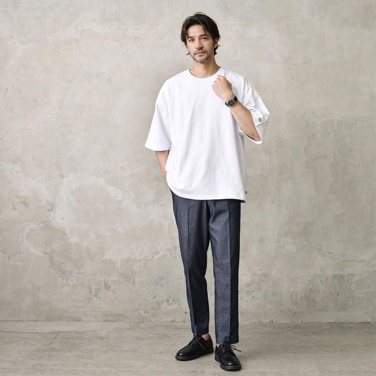 白Tシャツとデニムスラックスのコーデ