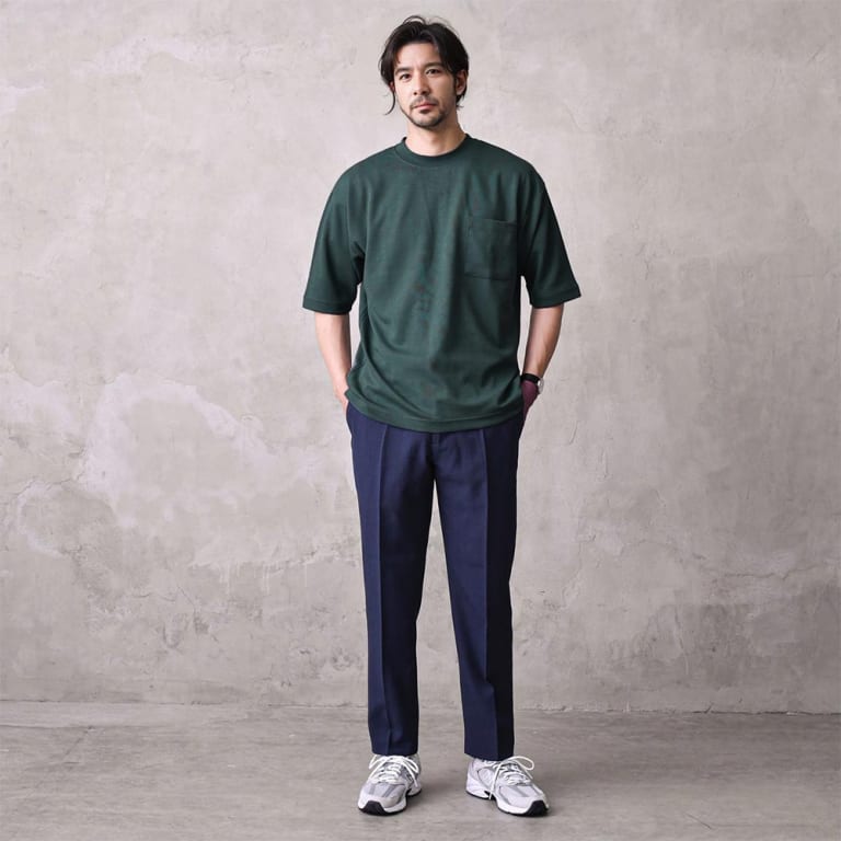 ブルーグリーンＴシャツとテーパードパンツのコーデ