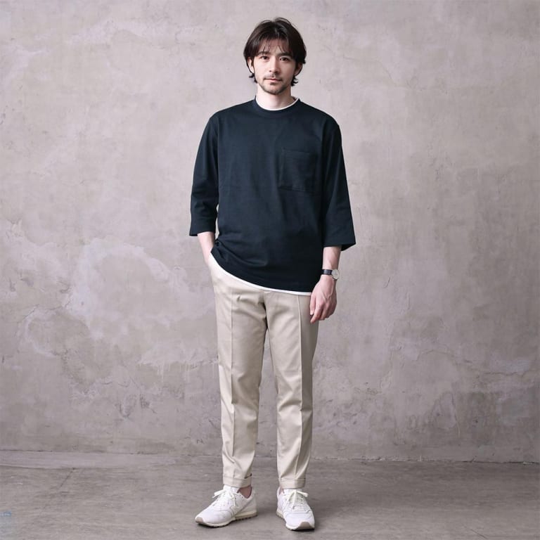 ネイビーTシャツとチノパンツのコーデ