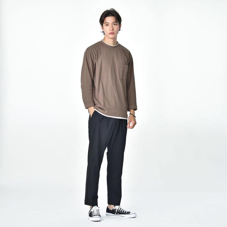 ピンクベージュ長袖Tシャツとテーパードパンツのコーデ