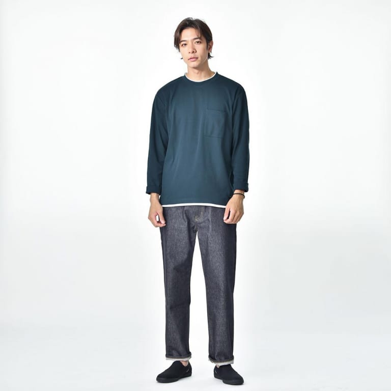 ブルーグリーンのミラノリブＴシャツとデニムパンツのコーデ