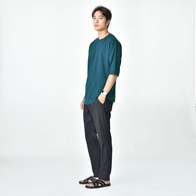 ブルーＴシャツとイージーパンツのコーデ