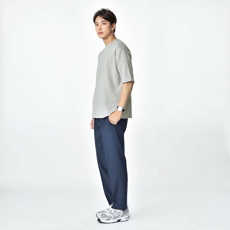 グレーＴシャツとテーパードパンツのコーデ