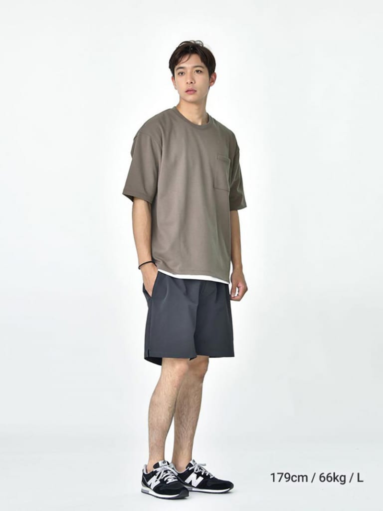 グレーＴシャツとショートパンツのコーデ
