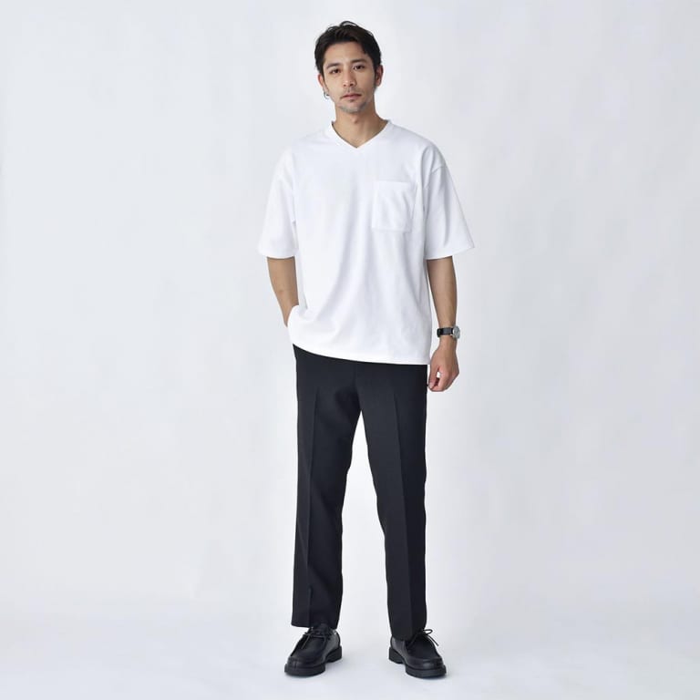 白VネックTシャツとテーパードパンツのコーデ