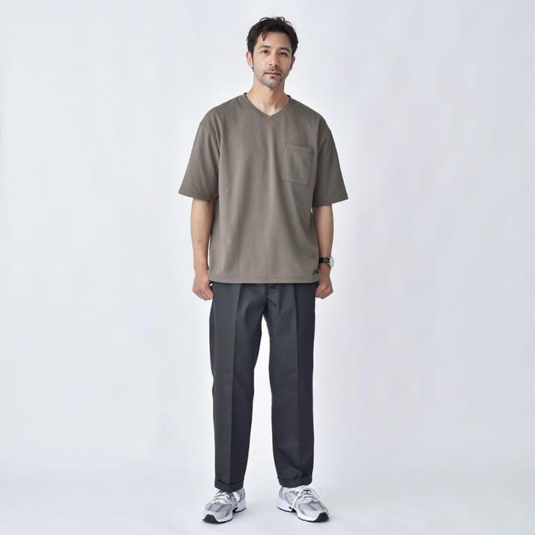 グレーVネックTシャツとチノパンツのコーデ
