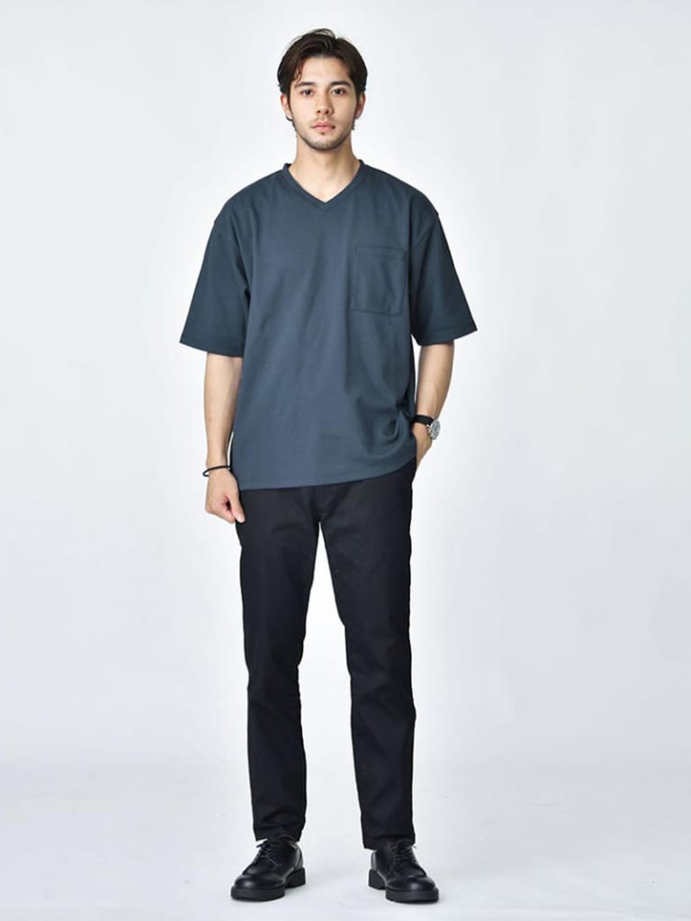 ブルーTシャツとスリムパンツのコーデ