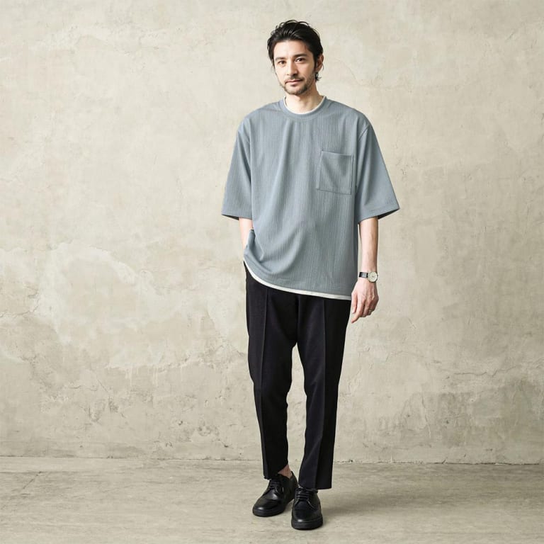 サックスレイヤードカットソーとテーパードパンツのコーデ