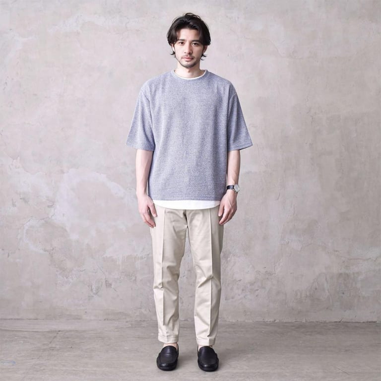 ブルーＴシャツとチノパンツのコーデ