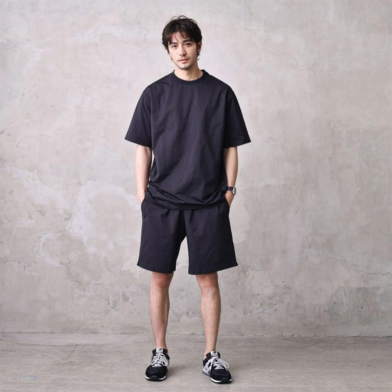 黒プルオーバーTシャツとパンツのセットアップコーデ