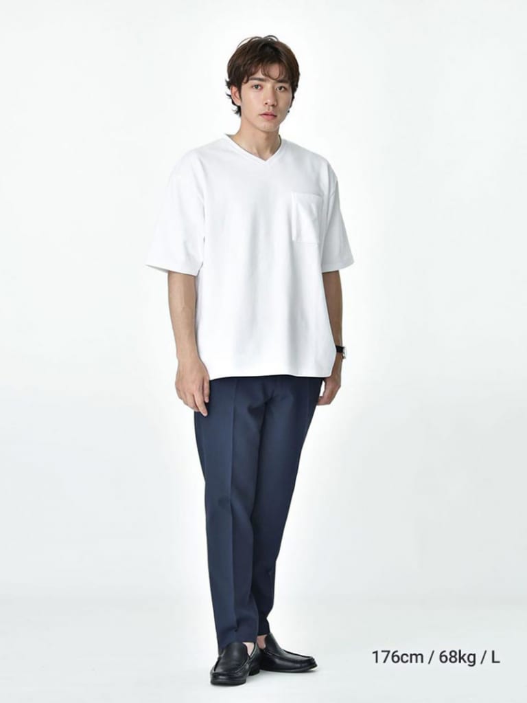 ホワイトのTシャツとテーパードパンツのコーデ