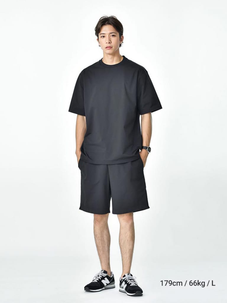 ブラックのＴシャツとショートパンツのコーデ