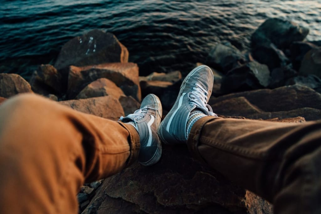 30代メンズのためのオフィスカジュアル着こなし術〜清潔感と個性を両立させる秋のスマートコーデ