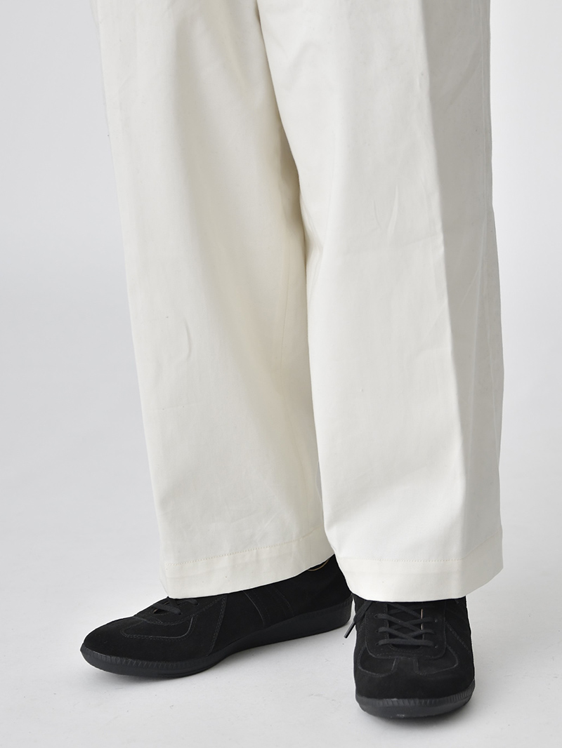 スーツに合うスニーカーコーデ