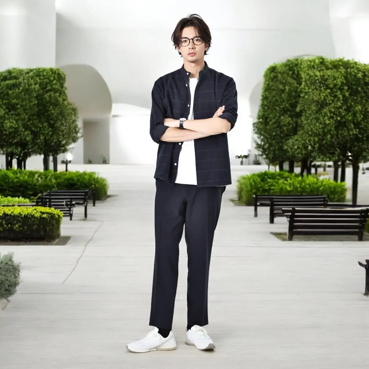 ネイビースラックスで作る洗練されたメンズコーデをたっぷり紹介