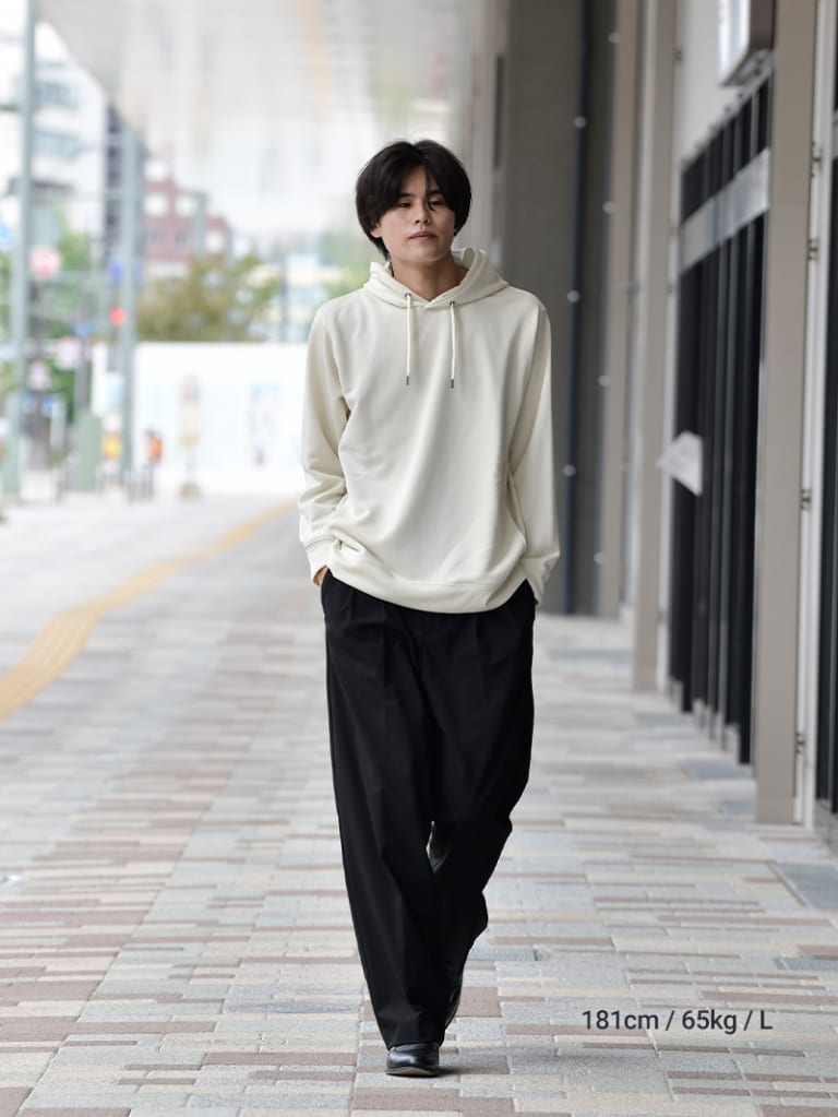 オフホワイトのパーカーとワイドパンツのコーデ