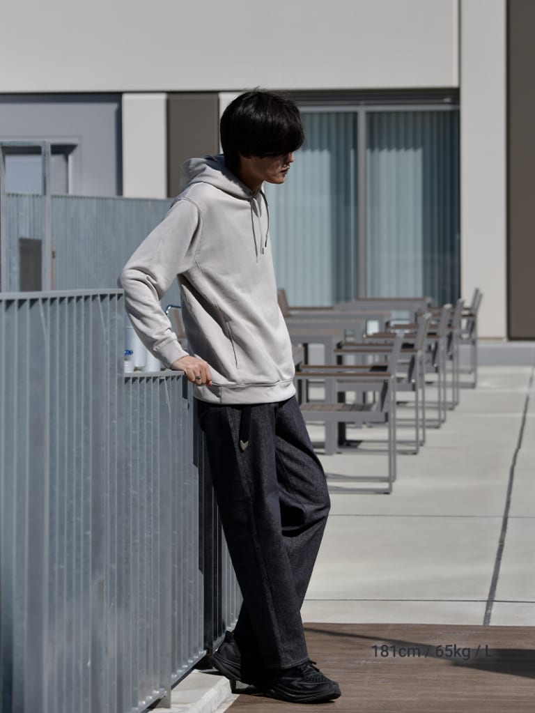 ライトグレーのパーカーとデニムパンツのコーデ