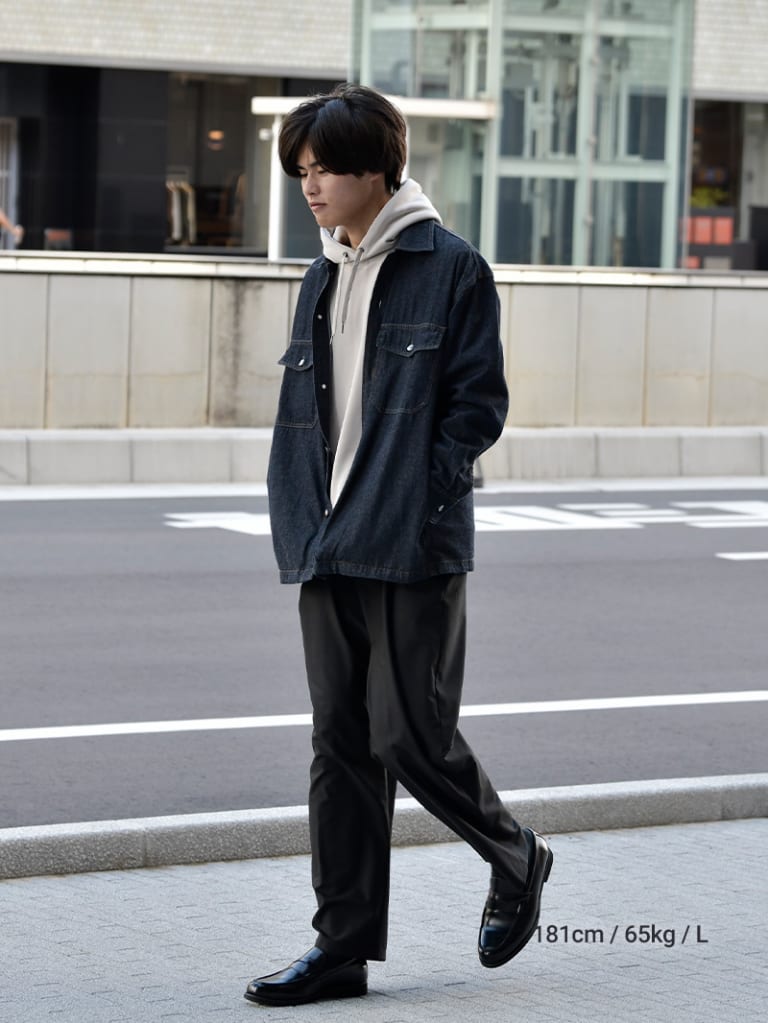 デニムシャツジャケットとスラックスのカジュアルコーデ