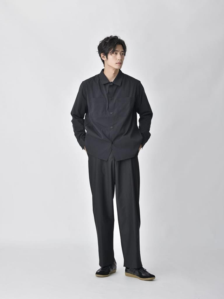 ブラックのシャツとワイドスラックスのコーデ