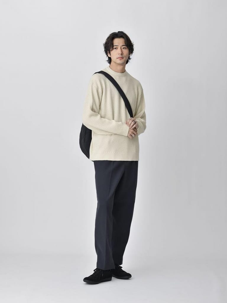 オフホワイトのニットとワイドスラックスのコーデ