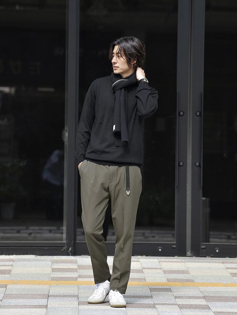 ブラックのニットとグレーのテーパードパンツのコーデ