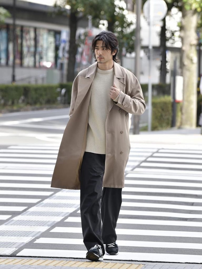 ベージュのトレンチコートとワイドパンツのコーデ