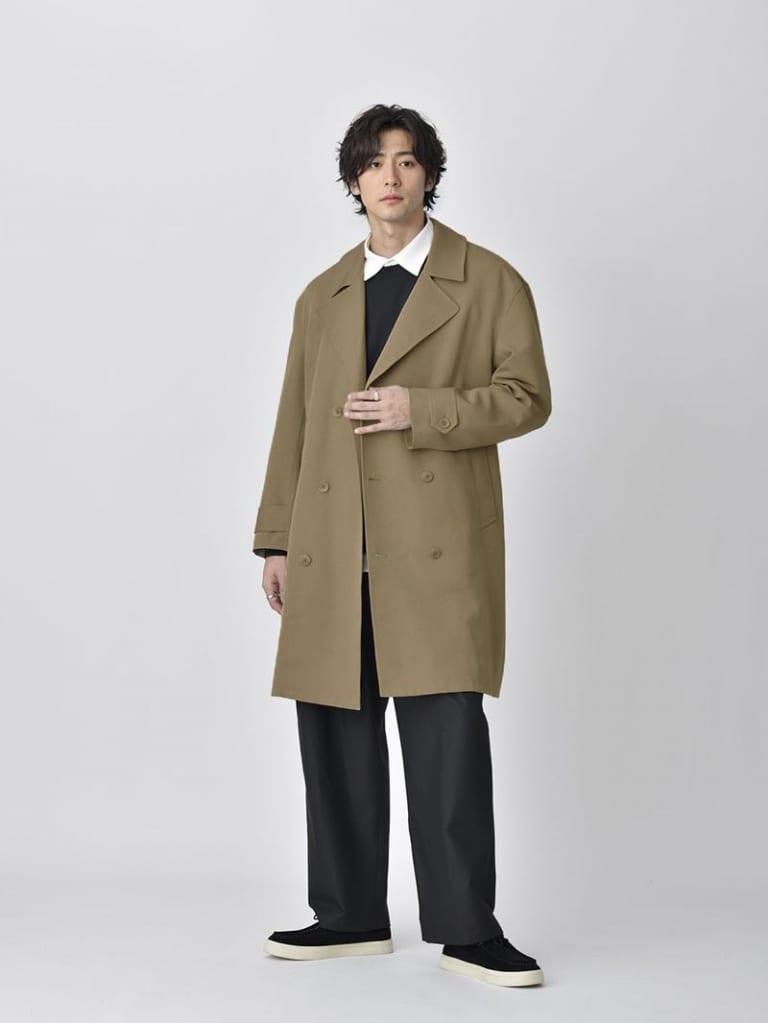 モカベージュのトレンチコートとブラックワイドパンツのコーデ