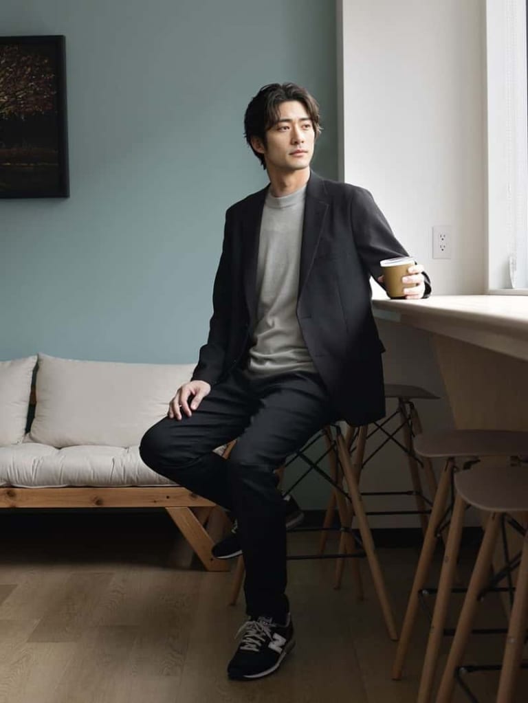 ブラックジャケットとブラックスリムパンツのコーデ