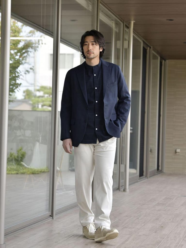 ネイビーのジャケットとホワイトパンツのコーデ