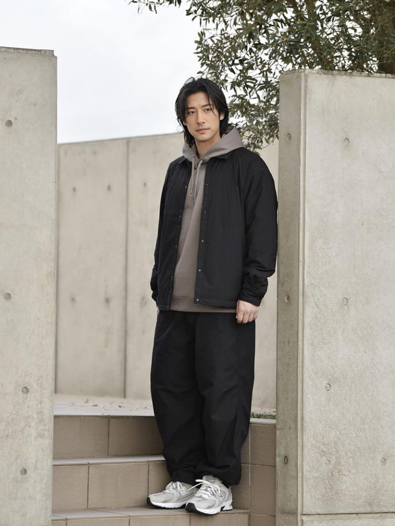 ブラックのジャケットとワイドパンツのカジュアルコーデ