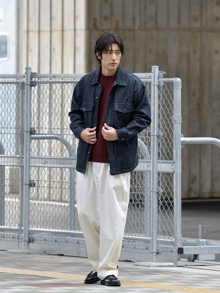 デニムシャツジャケットとホワイトワイドパンツのコーデ